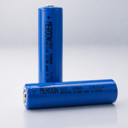 18650 5000mAh 3.7V rechargeable lithium-ion battery with 18.5Wh label.