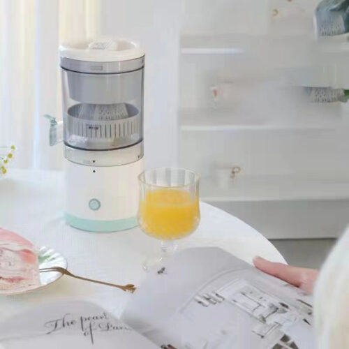 Cordless Juice Extractor Machine, Compact Design Fruit Juicer Rechargeable Electric Juicer for Oranges, Berries & More - Image 2